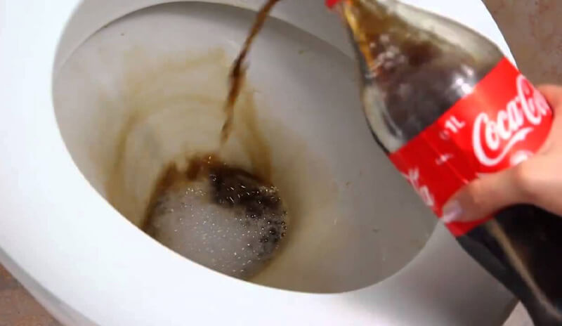 ¿Cómo Funciona la 
Coca Cola en el Baño?